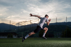Strobist Sportportraits in Abenddaemmerung auf Fussballplatz