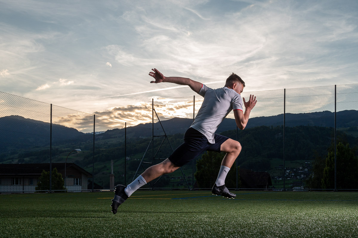 Sportportraits Fussballplatz Strobist Sportportraits in Abenddaemmerung auf Fussballplatz