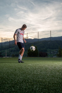 Strobist Sportportraits in Abenddaemmerung auf Fussballplatz