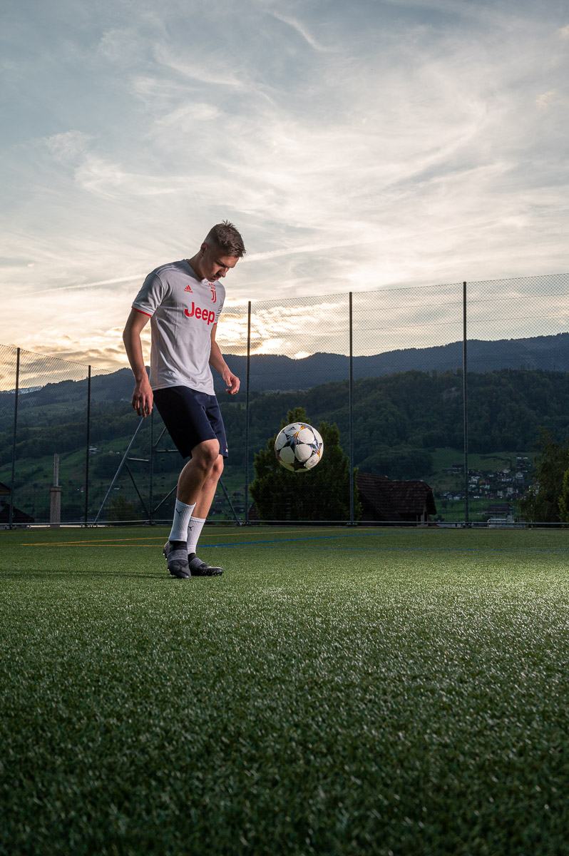 Sportportraits Fussballplatz Strobist Sportportraits in Abenddaemmerung auf Fussballplatz