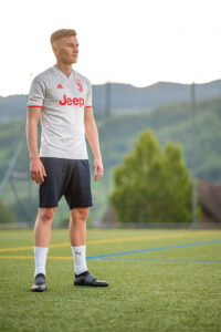 Strobist Sportportraits in Abenddaemmerung auf Fussballplatz