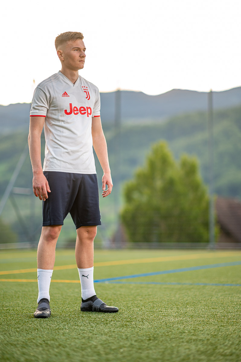 Sportportraits Fussballplatz Strobist Sportportraits in Abenddaemmerung auf Fussballplatz