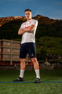 Strobist Sportportraits in Abenddaemmerung auf Fussballplatz