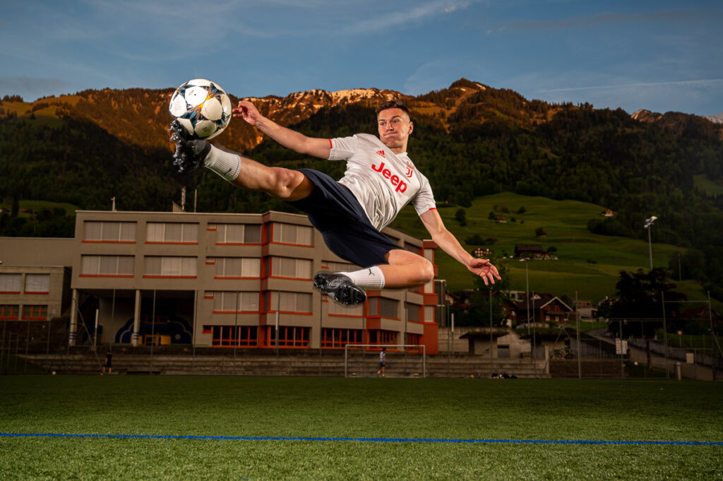 Strobist Sportportraits in Abenddaemmerung auf Fussballplatz