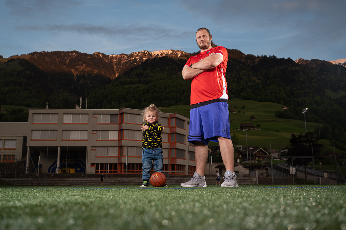 Sportportraits Fussballplatz Strobist Sportportraits in Abenddaemmerung auf Fussballplatz