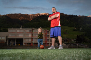 Strobist Sportportraits in Abenddaemmerung auf Fussballplatz