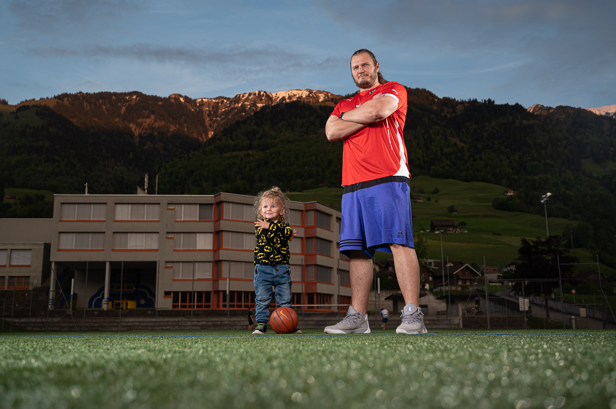 Sportportraits Fussballplatz Strobist Sportportraits in Abenddaemmerung auf Fussballplatz