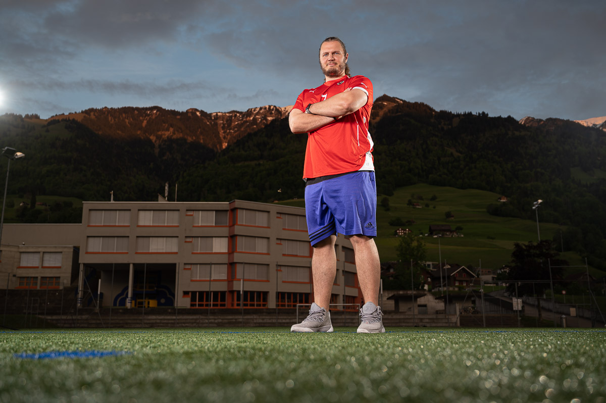 Sportportraits Fussballplatz Strobist Sportportraits in Abenddaemmerung auf Fussballplatz