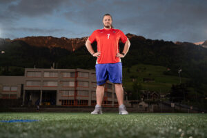 Strobist Sportportraits in Abenddaemmerung auf Fussballplatz