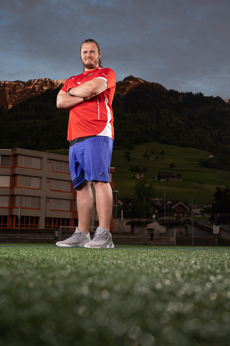 Sportportraits Fussballplatz Strobist Sportportraits in Abenddaemmerung auf Fussballplatz