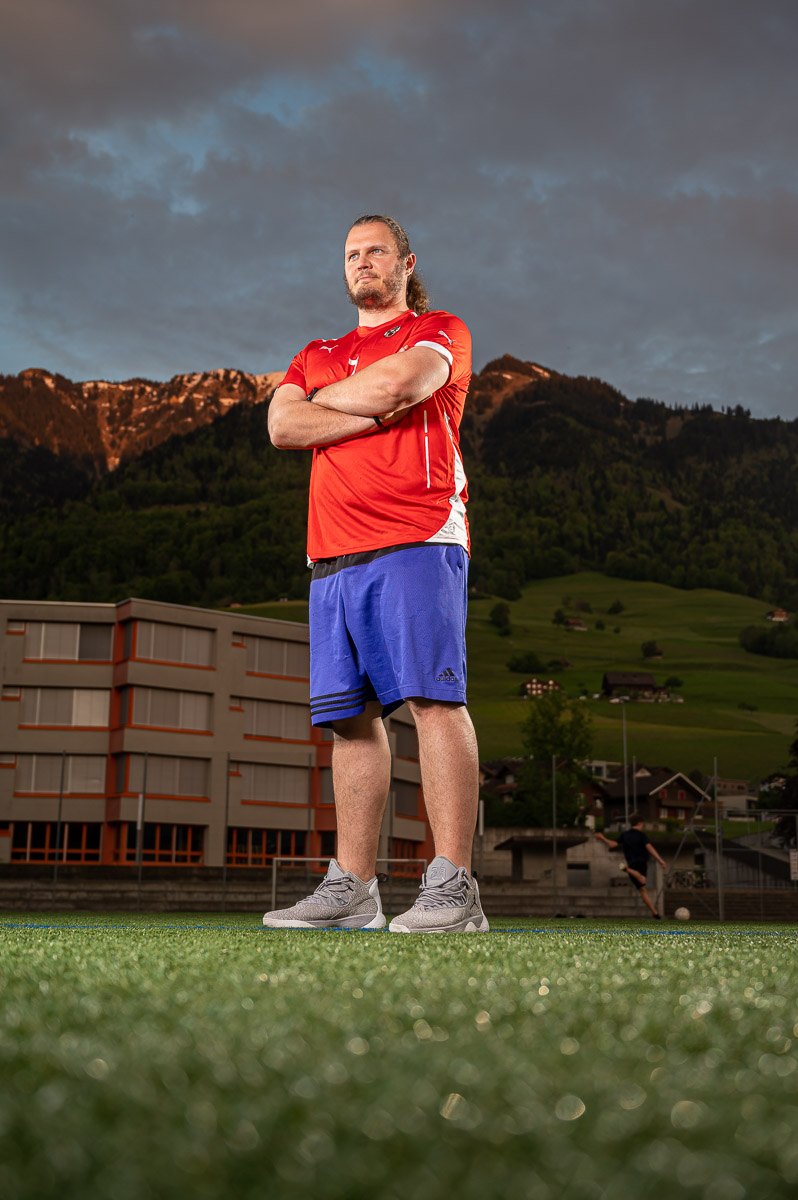 Sportportraits Fussballplatz Strobist Sportportraits in Abenddaemmerung auf Fussballplatz