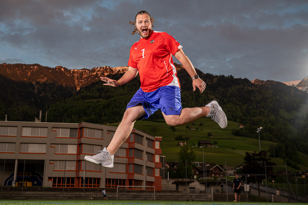 Sportportraits Fussballplatz Strobist Sportportraits in Abenddaemmerung auf Fussballplatz