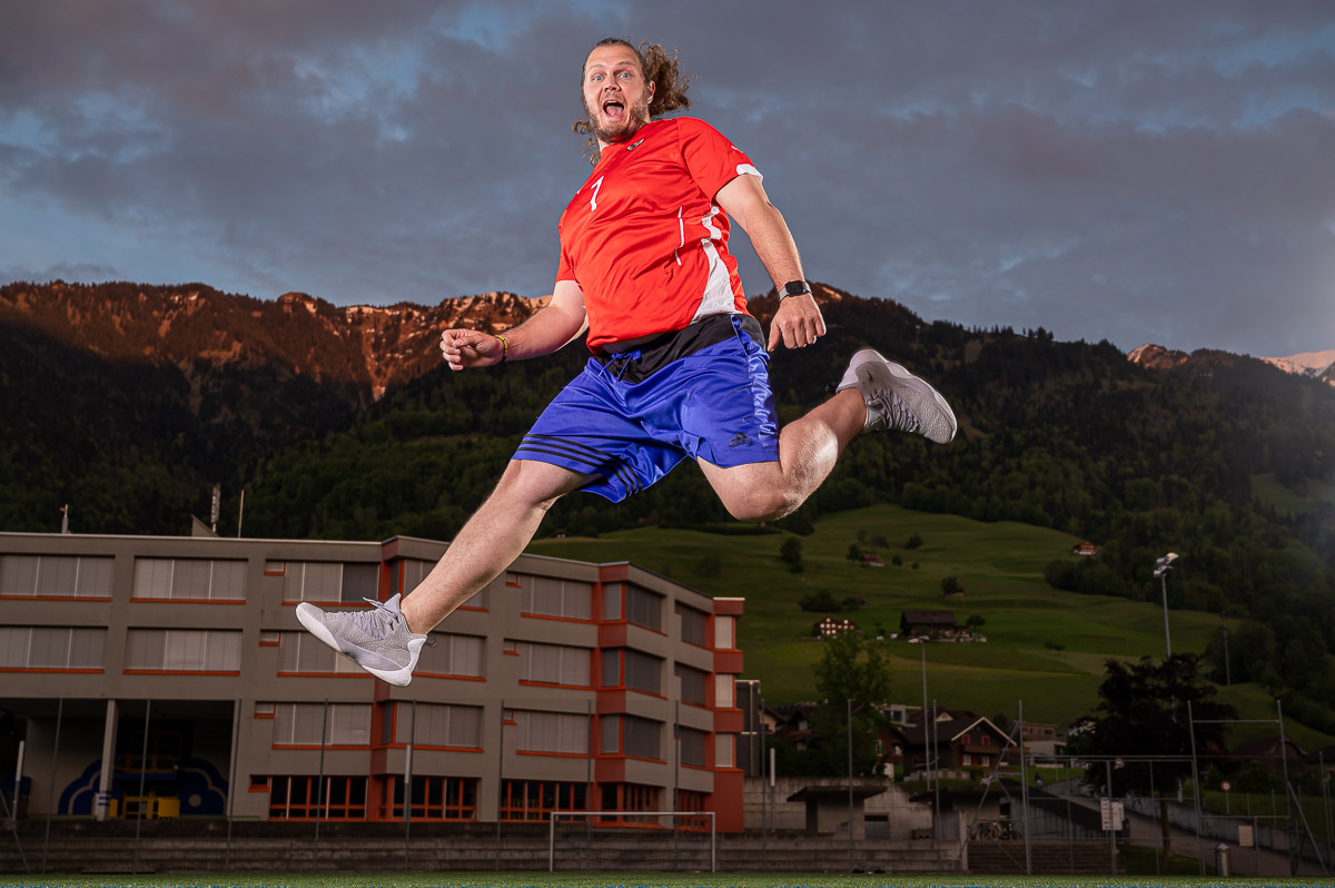 Sportportraits Fussballplatz Strobist Sportportraits in Abenddaemmerung auf Fussballplatz