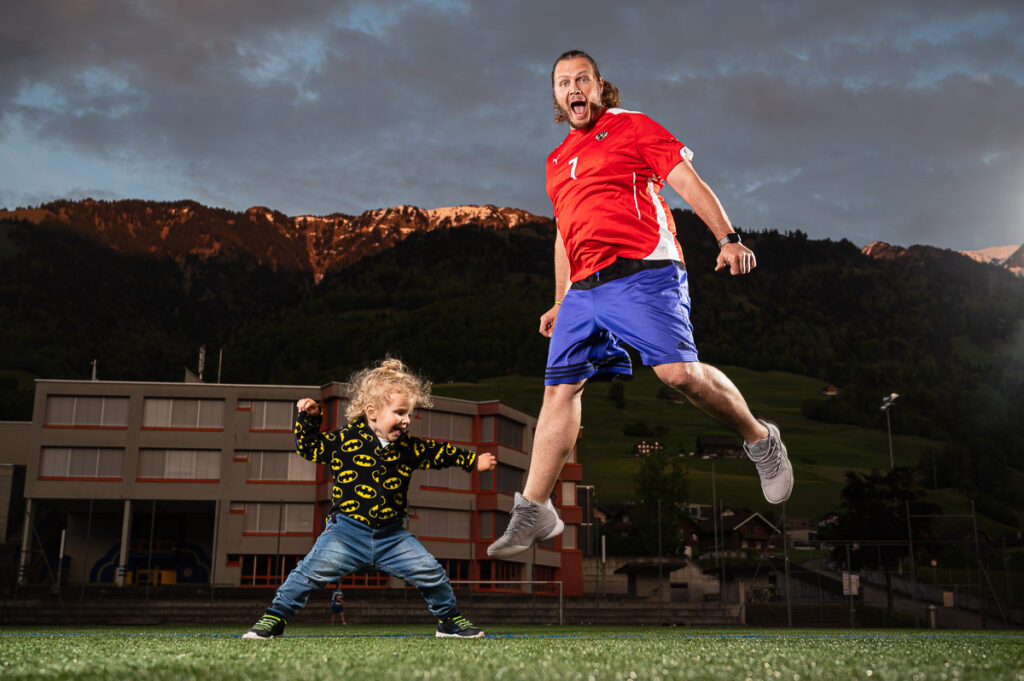 Strobist Sportportraits in Abenddaemmerung auf Fussballplatz