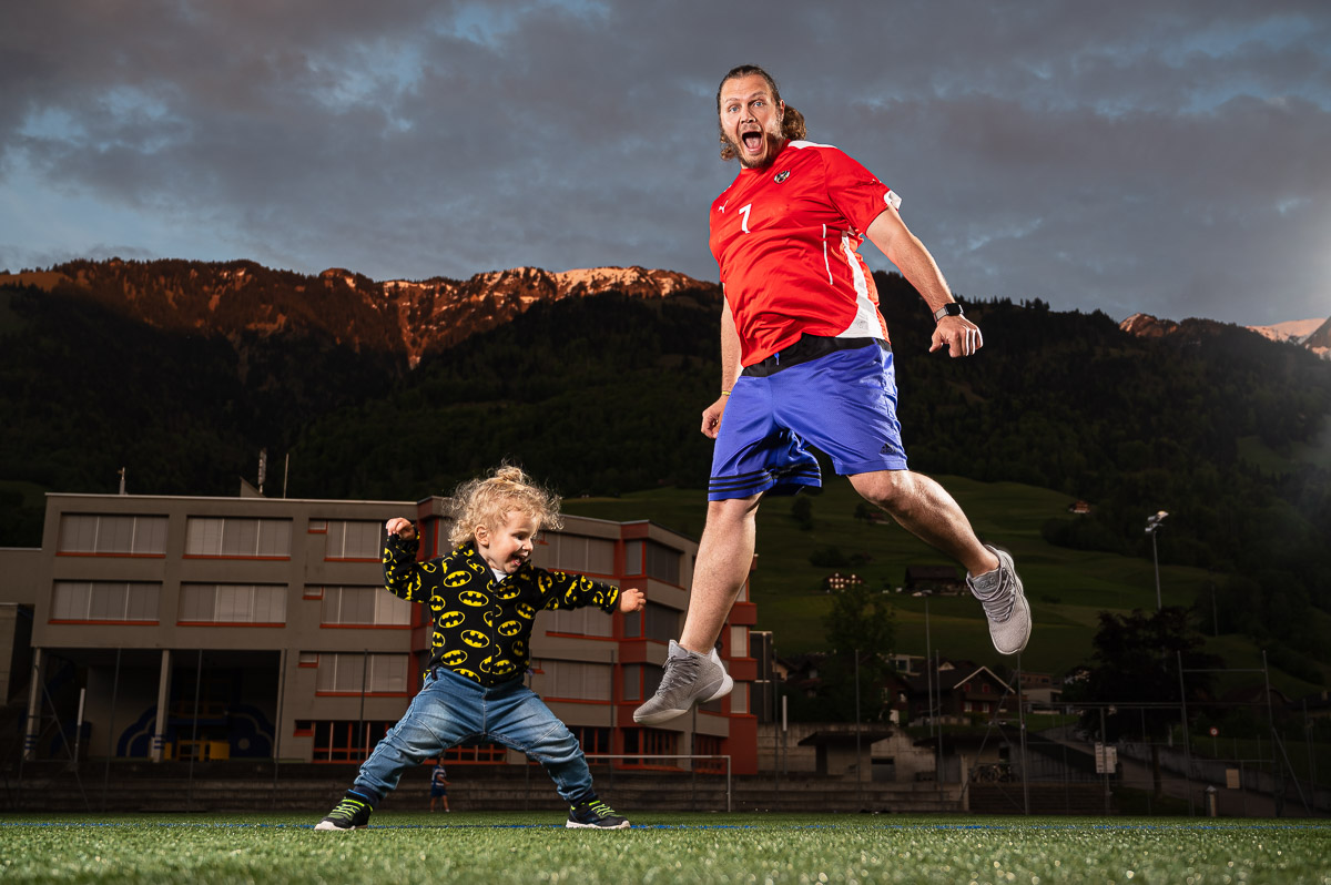 Sportportraits Fussballplatz Strobist Sportportraits in Abenddaemmerung auf Fussballplatz