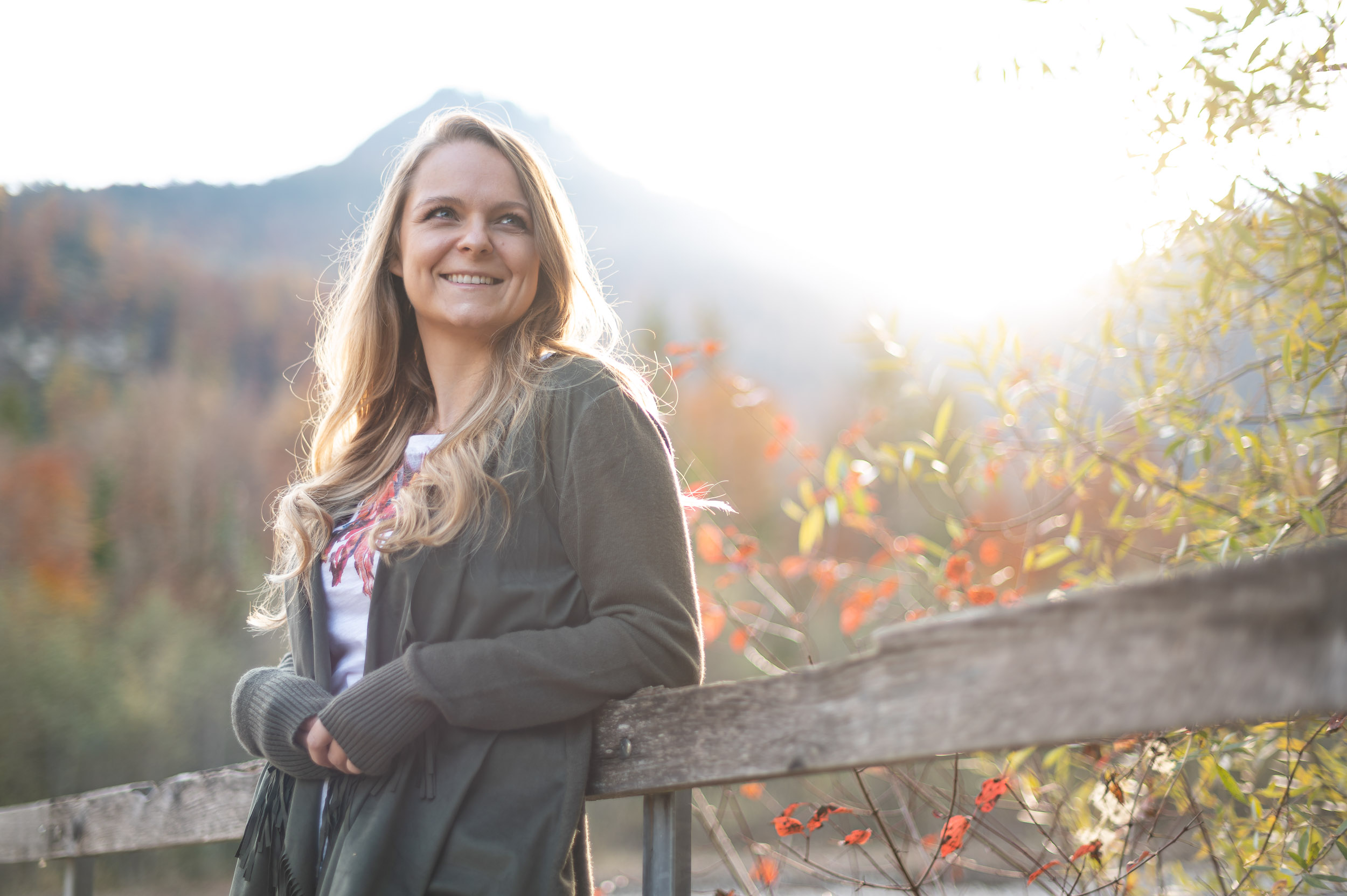 Outdoor Fotoshooting mit Frau in natürlichem Licht