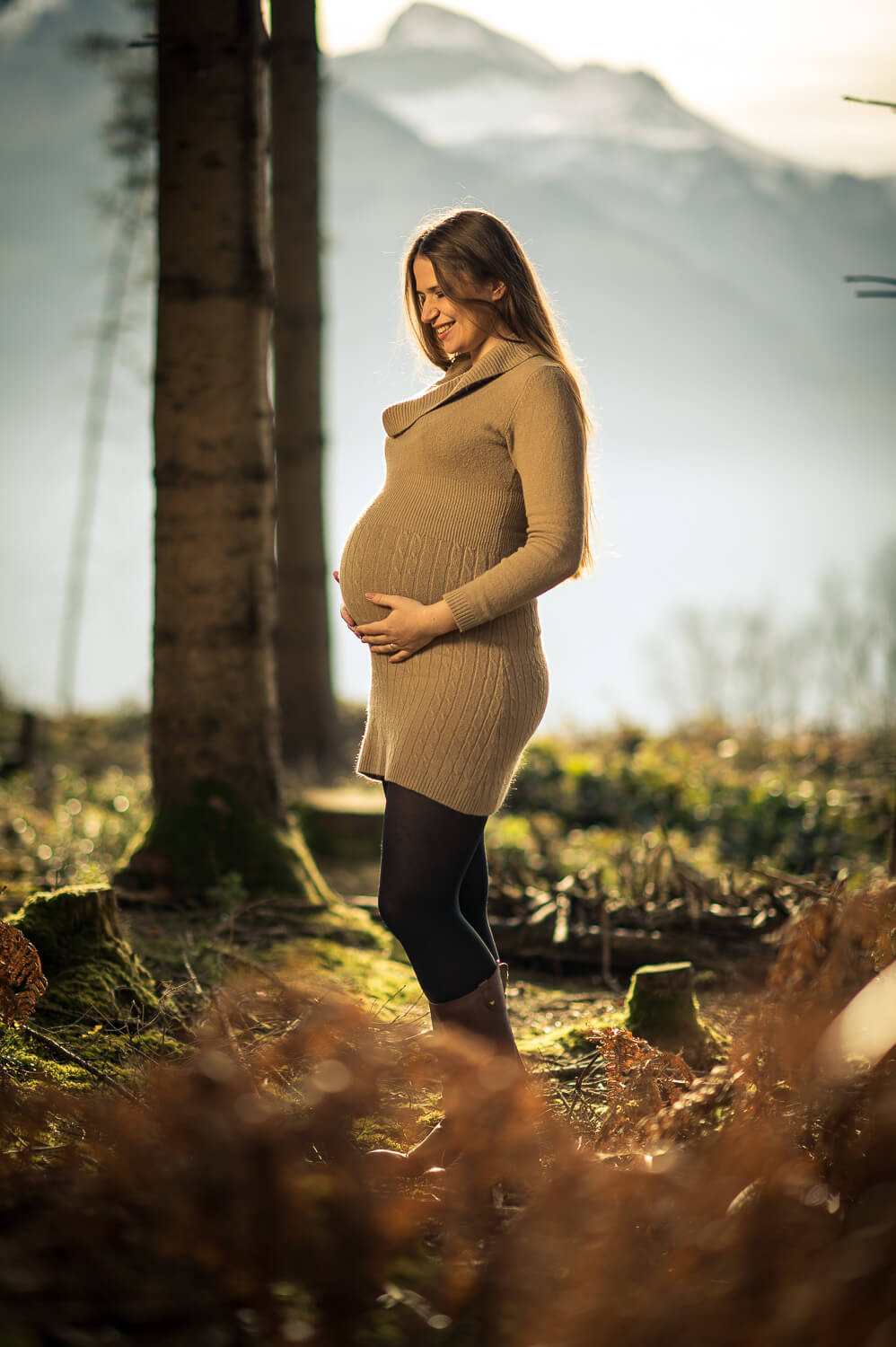 Schwangerschaftsfotos-draussen-Schwangere-Frau-im-Wald-fotografiert-bei-schönstem-Wetter.-Schwangerschaftsfotograf
