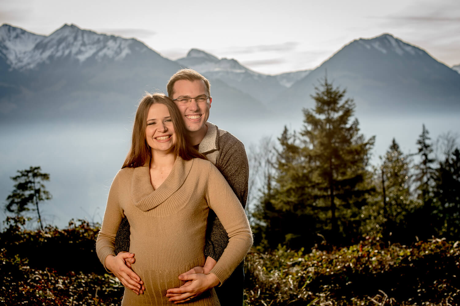 Schwangerschaftsfotos-draussen-Schwangere-Frau-im-Wald-fotografiert-bei-schönstem-Wetter.-Schwangerschaftsfotograf